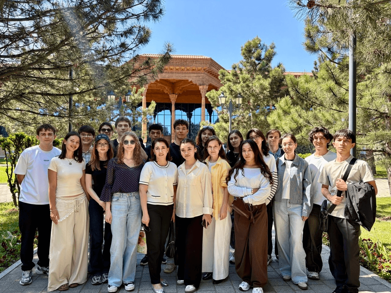 Знакомство с культурным наследием на Аллее литераторов